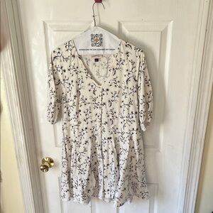 Universal Thread Cream Floral V-Neck Short Sleeve Dress